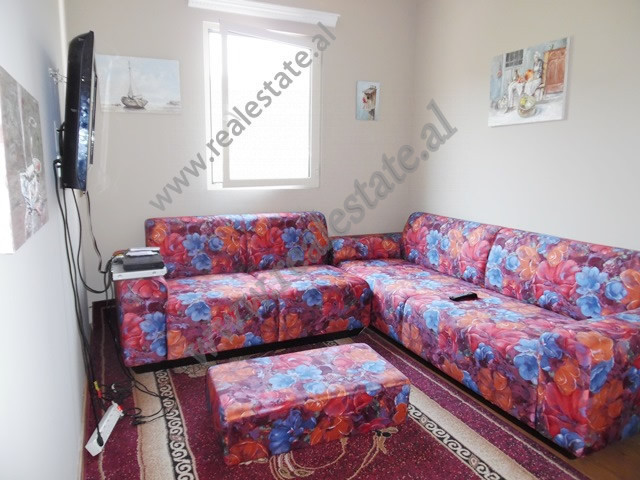 Apartament 1 + 1 me qera ne rrugen Eduard Mano ne Tirane.

Apartamenti ndodhet ne katin e dyte te 